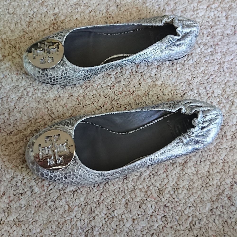 Tory Burch gray Leather Ballet Flat in gray/silver size 6.5